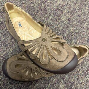 Jambu JBU Vegan Leather Tan Floral Cutout Women Comfort Loafer Size 7M